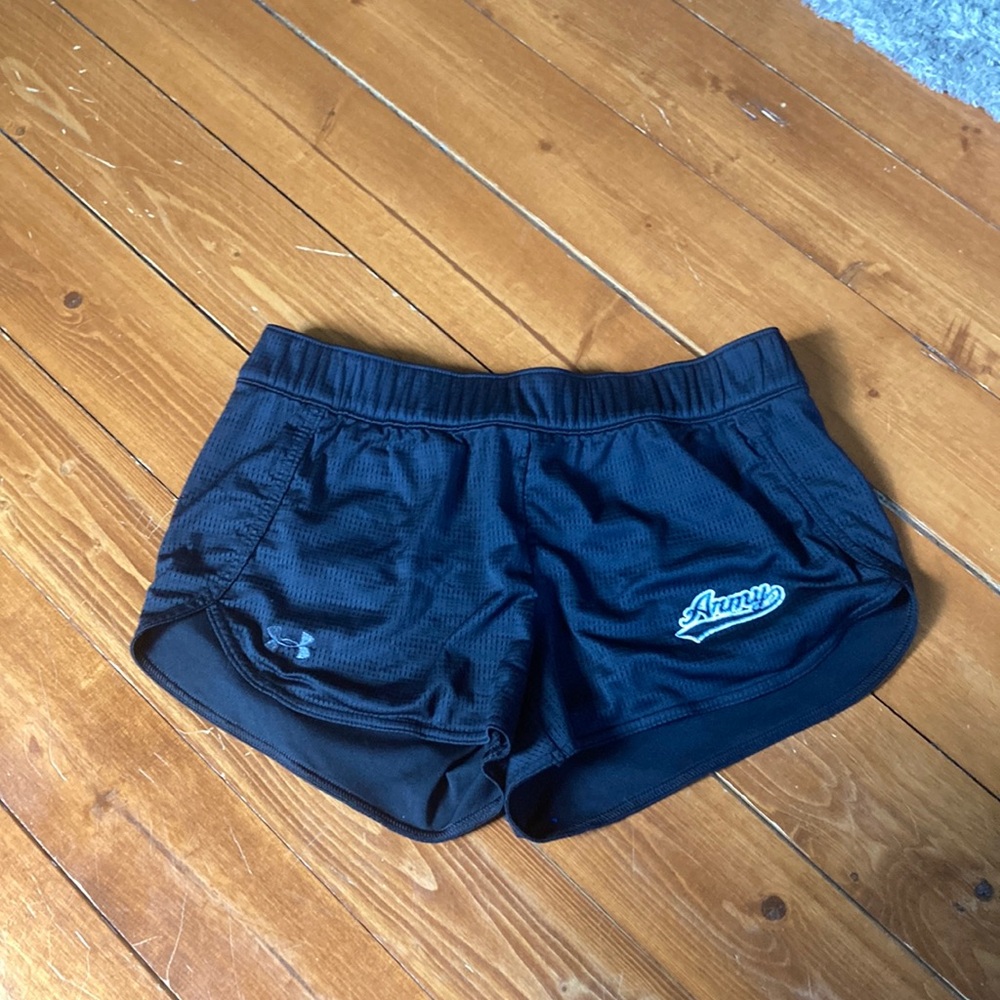 Under armor semi fitted sheet guard shorts with secret pocket. Good condition.